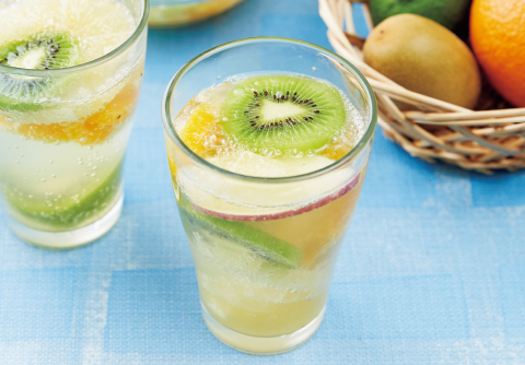 彩りフルーツがきれい☆　ホワイトソーダサングリア