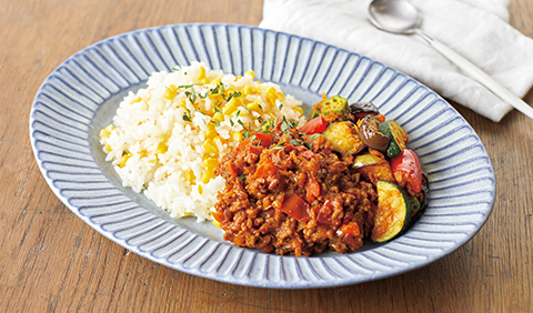 スパイス香り立つ♪絶品スパイスカレーと夏野菜のカレー炒めonとうもろこしご飯