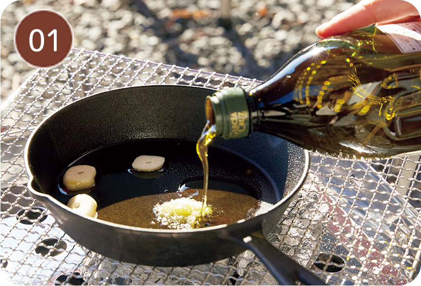 付け合わせバケットも網の上でこんがりと シーフードアヒージョ