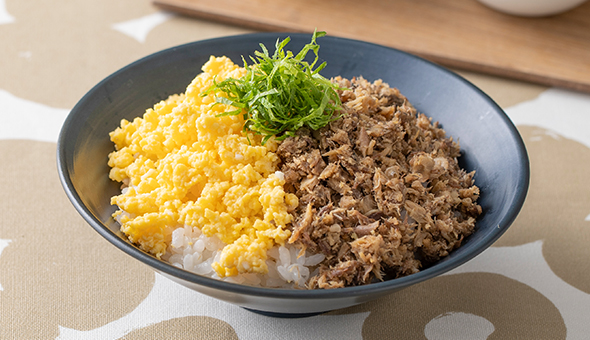 サバそぼろの三色丼