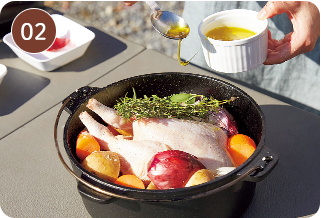 旨味がギュッと詰まった、ごちそうチキン！ ダッチオーブンでつくるハーブローストチキン