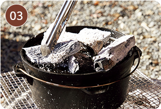 旨味がギュッと詰まった、ごちそうチキン！ ダッチオーブンでつくるハーブローストチキン