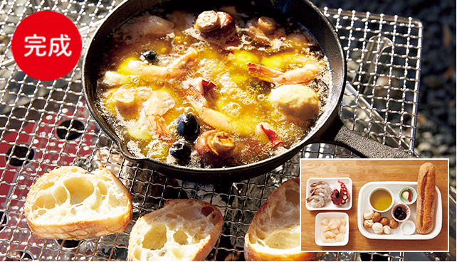 付け合わせバケットも網の上でこんがりと シーフードアヒージョ