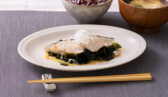 鰆のわかめ蒸し